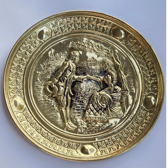 Set of 2 Vintage Brass Embossed Metal Wall  Plates, Romantic Scenes - Picture 2 of 14